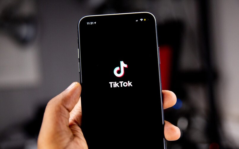 كيف تصنع دويتو على TikTok بمقاطع فيديو منشورة بالفعل على المنصة؟