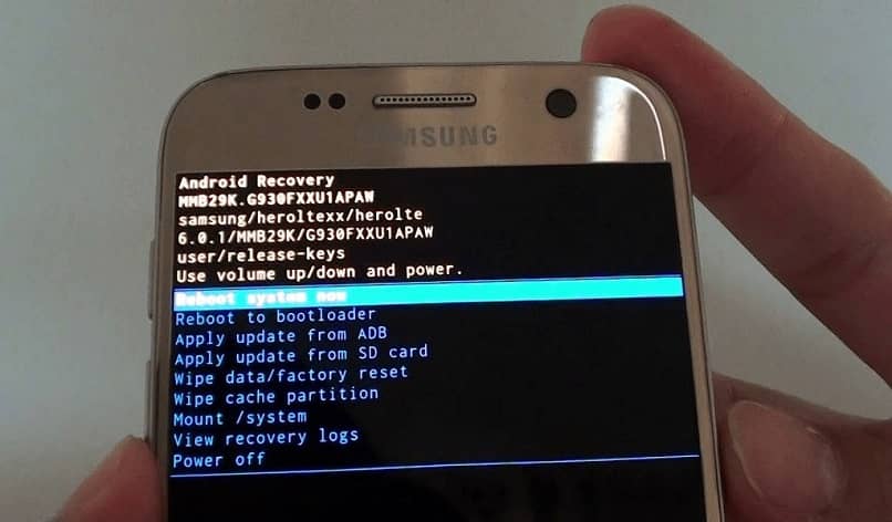 كيفية تحديث ROM على هاتفي الخلوي الذي يعمل بنظام Android إلى الإصدار الأحدث
