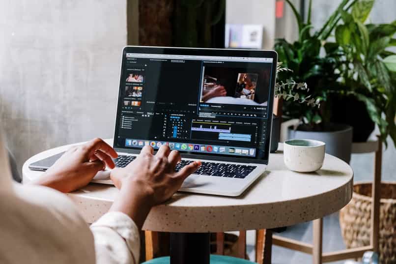 إصلاح: "لا يحتوي الملف على تدفقات صوتية أو فيديو" في Adobe Premiere