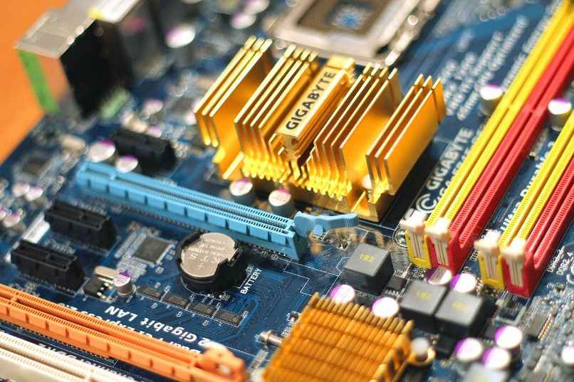 كيفية التحقق من توافق إصدار PCI Express على أي لوحة أم